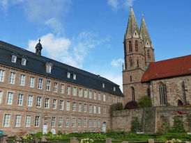 Propsteikirche St. Marien mit dem ehemaligem Jesuitenkolleg (Foto: Karl-Franz Thiede)